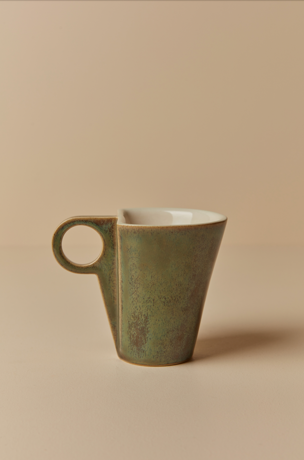 Yuro Cuchor – Large Deco Mug, Iridescent Green and Cream